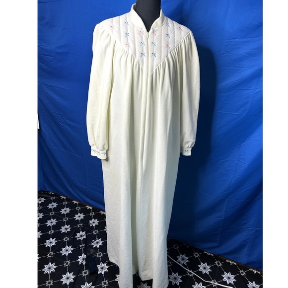 Vanity Fair Other - Vtg Womens Embroidered Nightgown Sz M Cottage Coquette Grannycore Puff Sleeve